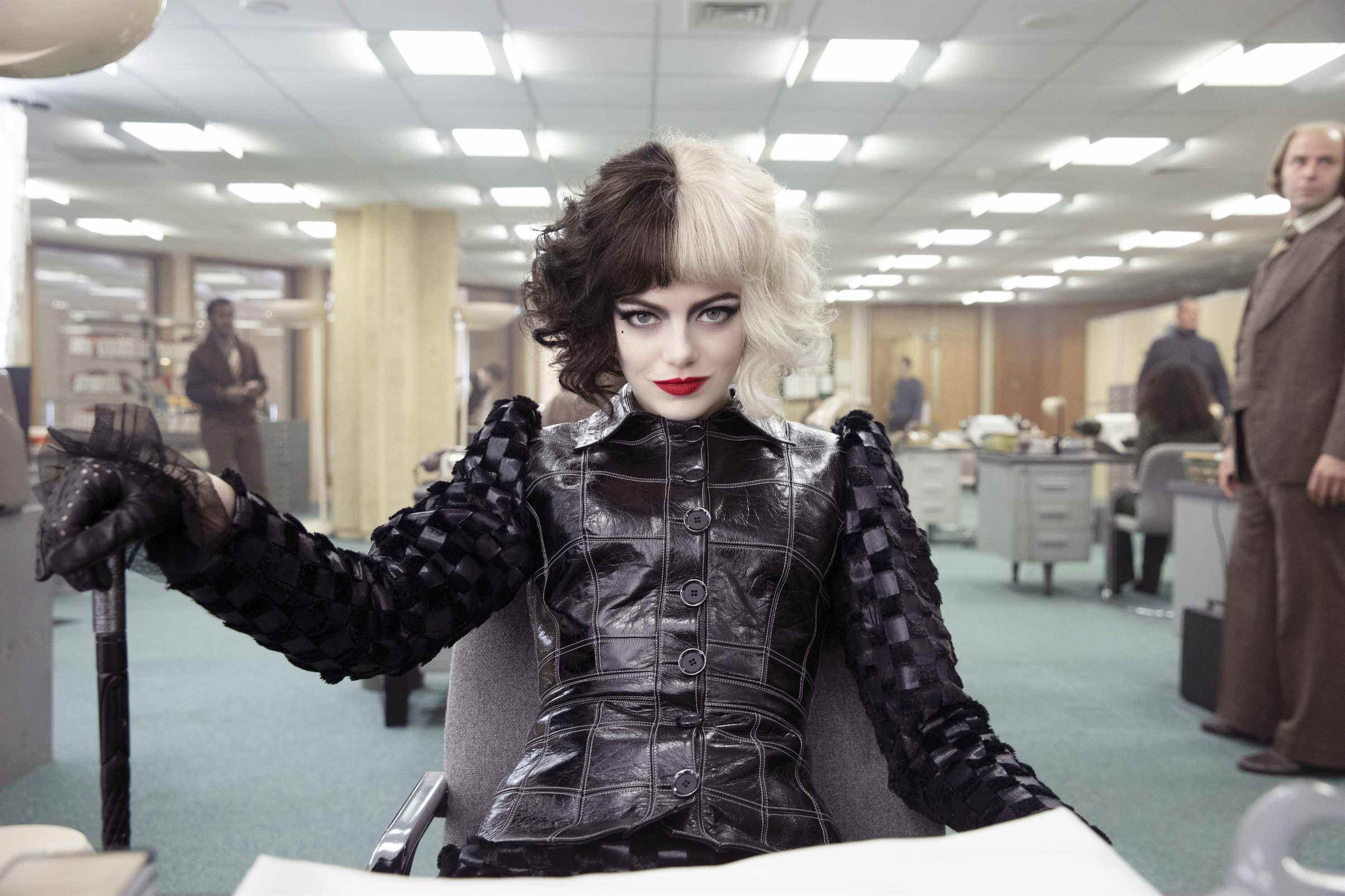 CRUELLA, Emma Stone dans Cruella de Vil, 2021. ph : Laurie Sparham /© Disney+ / Courtesy Everett Collection