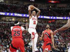 DeMar DeRozan des Chicago Bulls cherche à passer le ballon contre les Raptors lors du premier quart-temps au United Center de Chicago le lundi 21 mars 2022.