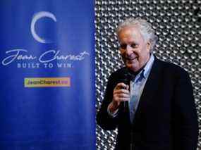 Jean Charest, vétéran du Parti conservateur, lance sa candidature à la direction du parti lors d'un événement à Calgary le 10 mars 2022.