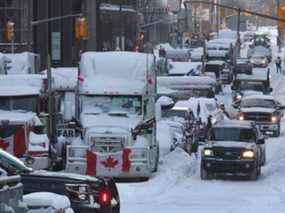 Des véhicules conduits par des camions participant à un blocus par des camionneurs opposés aux mandats de vaccination près de la Colline du Parlement le 18 février 2022 à Ottawa.