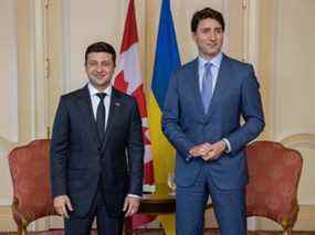 Le président ukrainien Volodymyr Zelenskyy photographié avec le premier ministre Justin Trudeau lors d'une réunion en 2019 à Toronto, où les sujets abordés comprenaient "la possibilité d'une agression russe." Ancien acteur et comédien qui a déjà joué le rôle du président ukrainien dans une émission de télévision populaire, le refus catégorique de Zelensky de quitter Kiev l'a marqué comme le visage de la résistance ukrainienne à l'invasion russe.