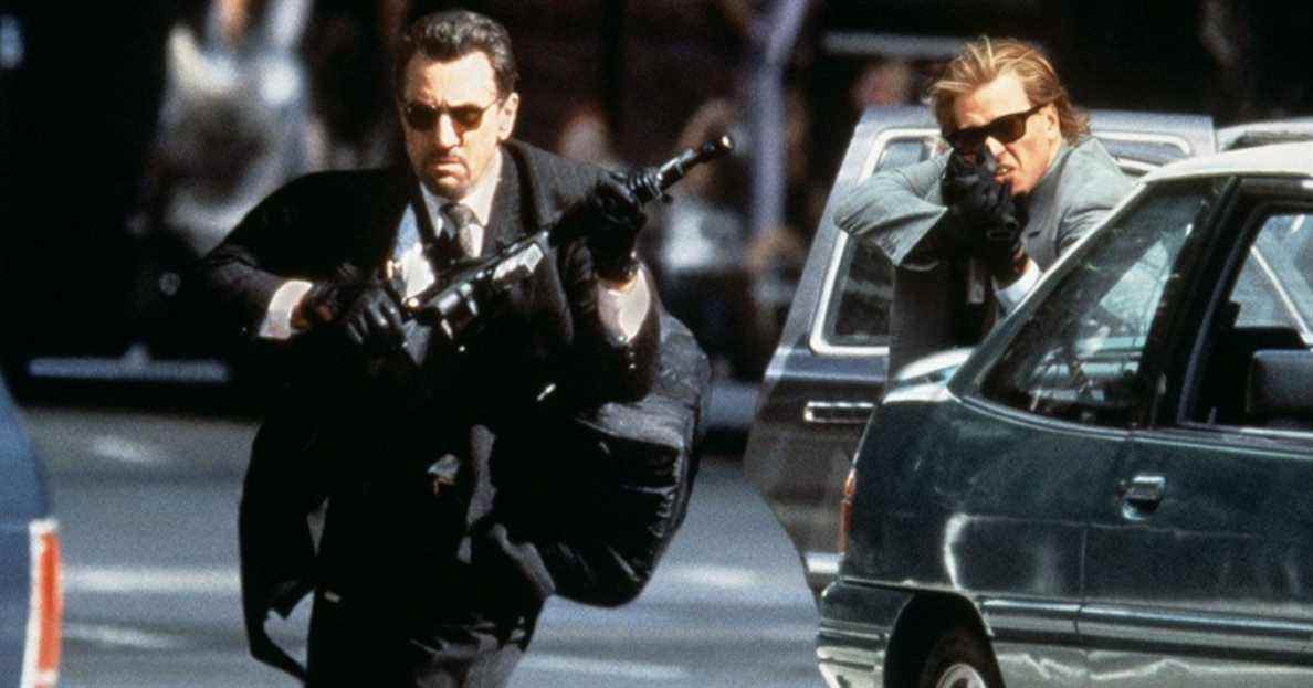 Les voleurs de banque professionnels Neil McCauley (Robert De Niro) et Chris Shiherlis (Val Kilmer) vendent des armes à feu dans une confrontation houleuse avec la police.