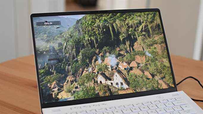 Shadow of the Tomb Raider s'exécutant sur l'ordinateur portable de jeu Asus ROG Zephyrus G14.