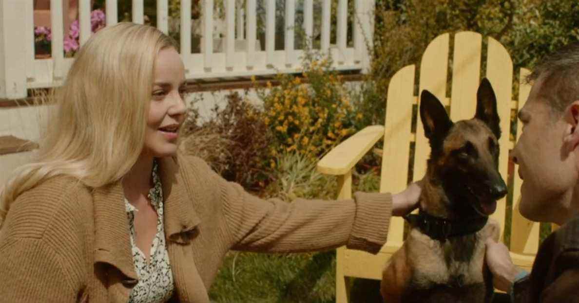 Clip exclusif : Abbie Cornish rencontre le chien de combat de son défunt mari dans le Dakota
