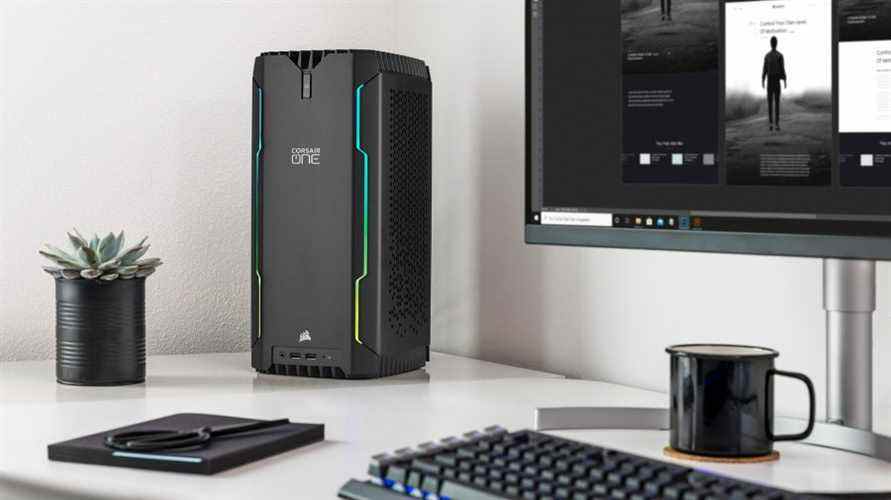 Le Corsair One i300 se dresse sur un bureau blanc nacré, dans un studio de création, entouré d'une plante, d'un carnet, d'une tasse à café et d'un moniteur