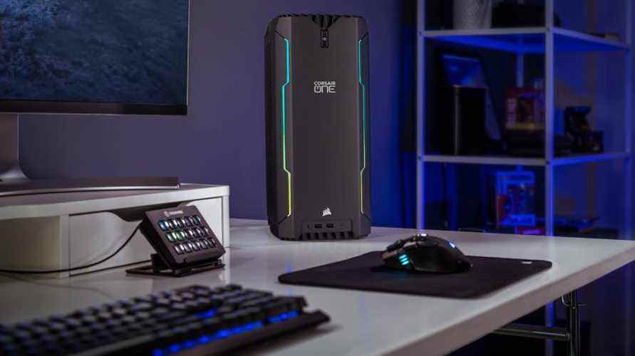 Le PC de jeu Corsair One i300 repose sur un bureau blanc, entouré d'un Elgato Stream Deck et d'autres périphériques Corsair