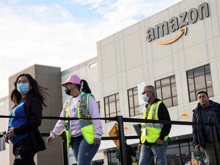 Les employés des entrepôts d’Amazon NYC soutiennent le syndicat dans une victoire syndicale historique