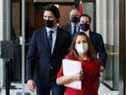 Le premier ministre Justin Trudeau arrive avec la vice-première ministre et ministre des Finances Chrystia Freeland, le ministre de la Sécurité publique Marco Mendicino et le ministre de la Protection civile Bill Blair lors d'une conférence de presse pour annoncer l'abrogation de la Loi sur les mesures d'urgence, à Ottawa, le 23 février. , 2022.