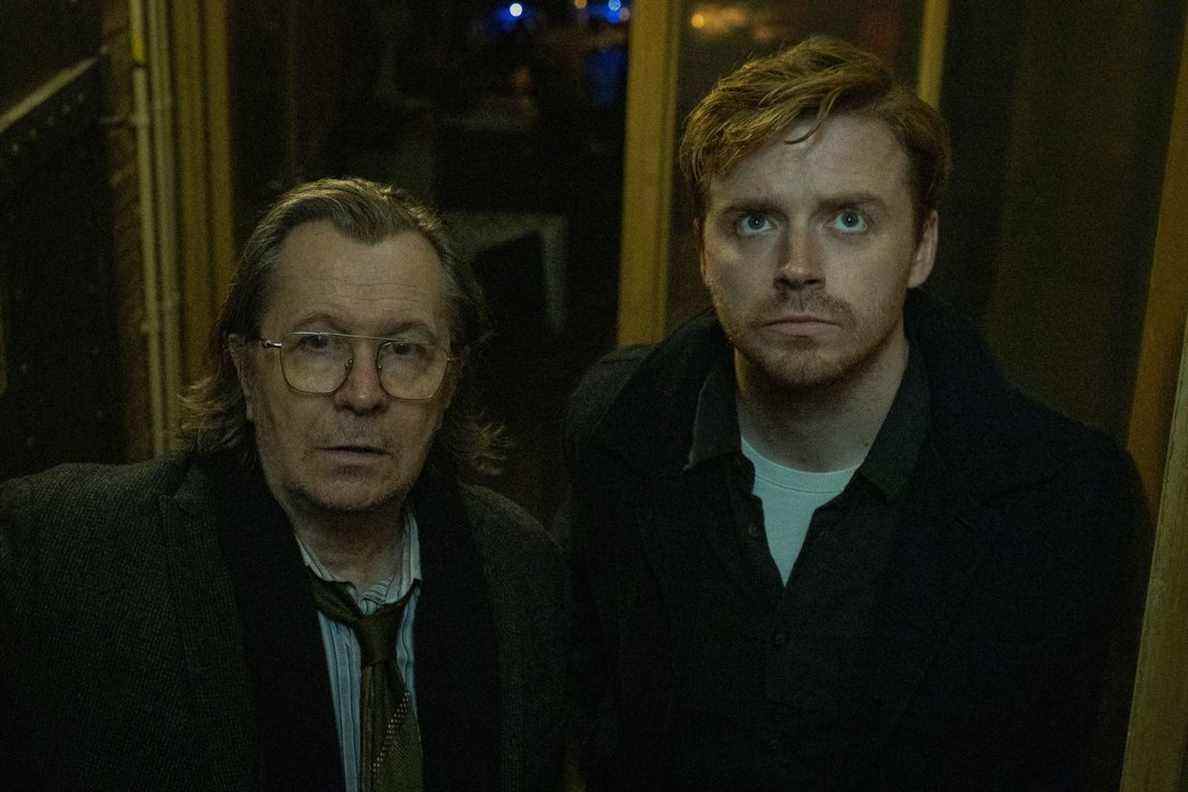 Gary Oldman et Jack Lowden ont l'air inquiets dans un couloir