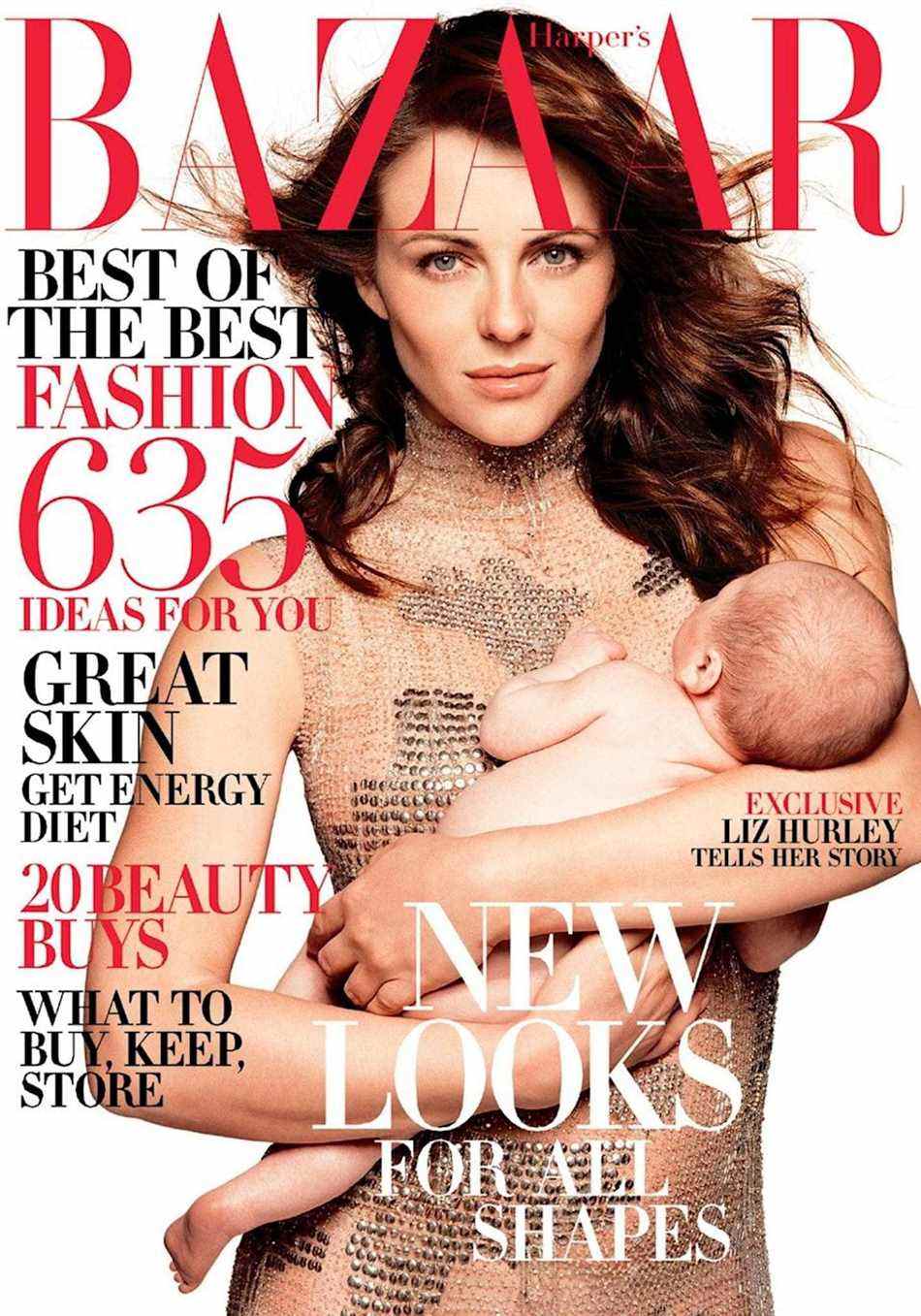 L'actrice britannique Elizabeth Hurley et son fils nouveau-né Damian dans une photo de couverture du Harpers Bazaar d'août 2002 par Patrick Demarchelier - Reuters