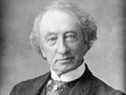 Sir John A. Macdonald photographié à un âge avancé, lorsqu'il a mis en œuvre toutes les politiques les plus dommageables contre les Autochtones canadiens. 