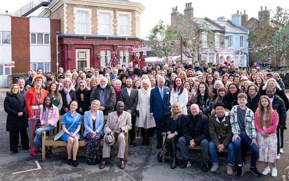 Le couple royal a posé pour une photo de groupe - Aaron Chown/PA