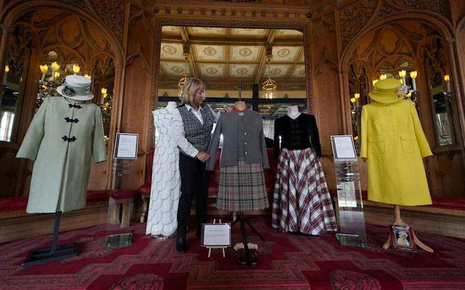 Une nouvelle exposition, intitulée « La vie à Balmoral », rappelle à quel point la garde-robe de campagne de la reine est élégante - Getty Images