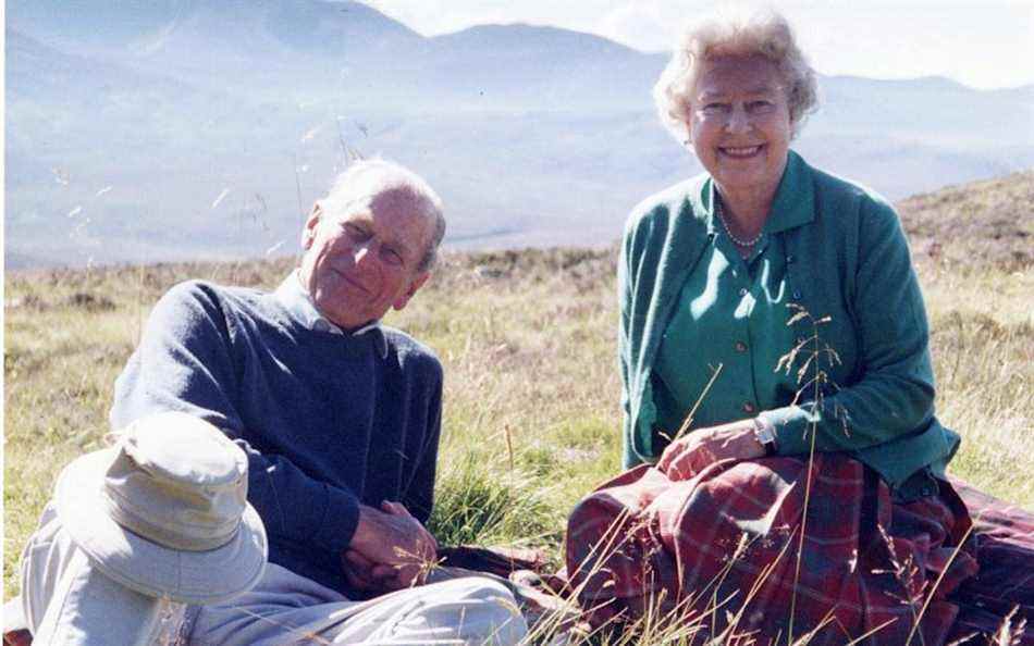 une photographie personnelle de la reine Elizabeth II et du duc d'Édimbourg au sommet des Coyles de Muick, prise par la comtesse de Wessex en 2003 - La comtesse de Wessex / PA