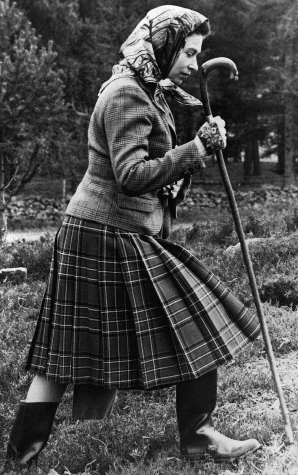 La reine se promenant à Balmoral tout en assistant aux essais de chiens de chasse, - Getty Images