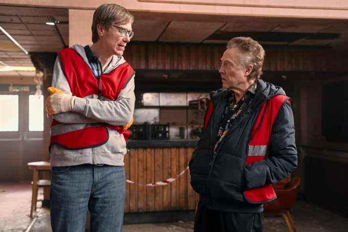 Stephen Merchant et Christopher Walken parlent dans une scène de The Outlaws.