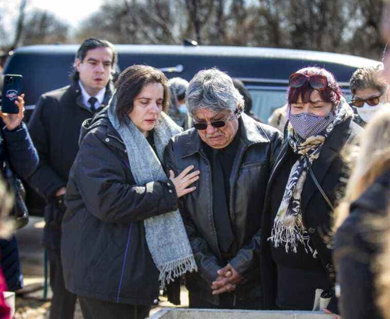 Des centaines de personnes en deuil disent au revoir à la famille de cinq personnes de Brampton tuée dans l’incendie d’une maison