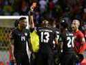   Mark-Anthony Kaye du Canada reçoit une carte rouge de l'arbitre Said Martinez lors du match Canada contre Costa Rica le 24 mars 2022 au stade national du Costa Rica, à San Jose.  REUTERS/Mayela López