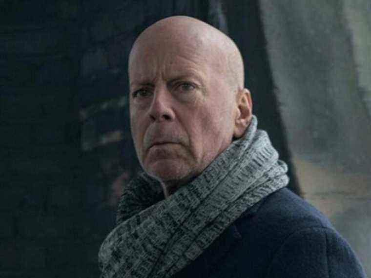 Une arme à feu rate un signe que Bruce Willis souffrait d’aphasie sur le plateau, rapporte le LA Times