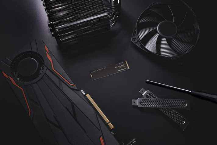 Le SSD de jeu WD Black SN770 posé sur une table avec d'autres composants PC.