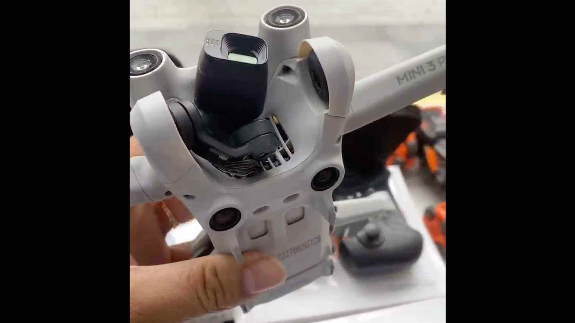 Une main tenant un prototype du DJI Mini 3 Pro