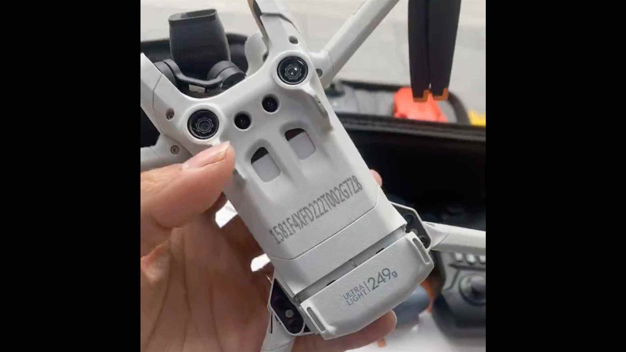 Une main tenant un prototype du DJI Mini 3 Pro