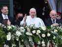 Le pape François, au centre, flanqué du Premier ministre maltais, Robert Abela, à gauche, et du président maltais, George Vella, à droite, salue depuis le balcon du palais présidentiel le 2 avril 2022 à La Valette, Malte, le premier jour du Pape. voyage de deux jours dans l'archipel méditerranéen.