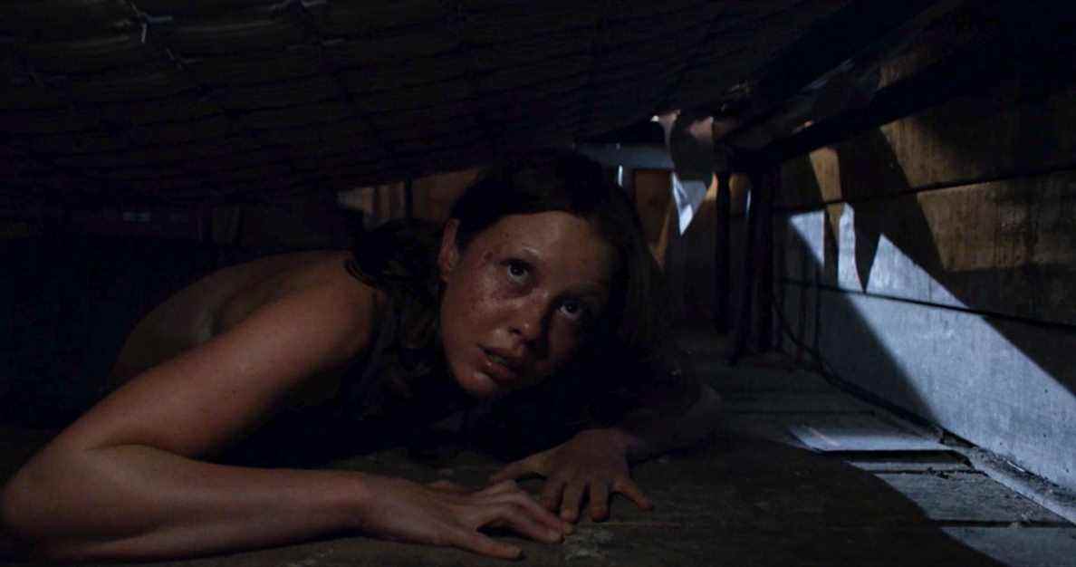 Mia Goth se cache sous le plancher dans X de Ti West