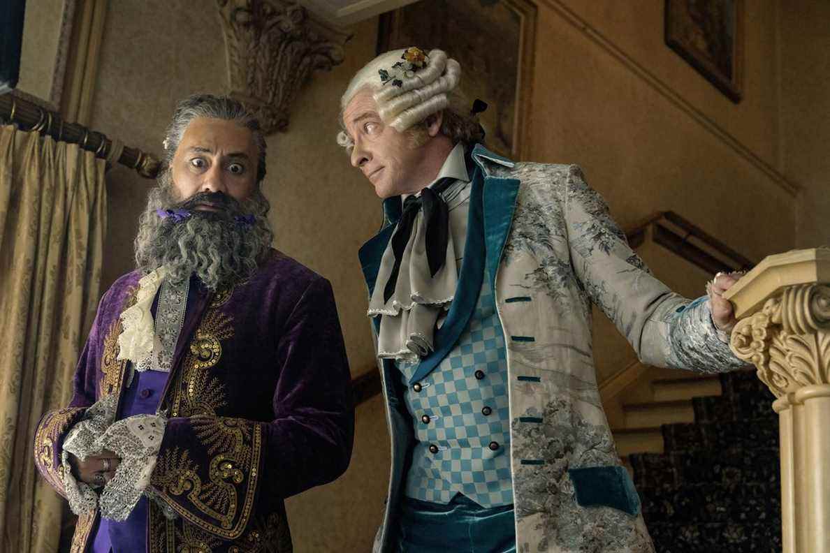 Taika Waititi et Rhys Darby portant des vêtements de cérémonie fantaisie dans Our Flag Means Death.