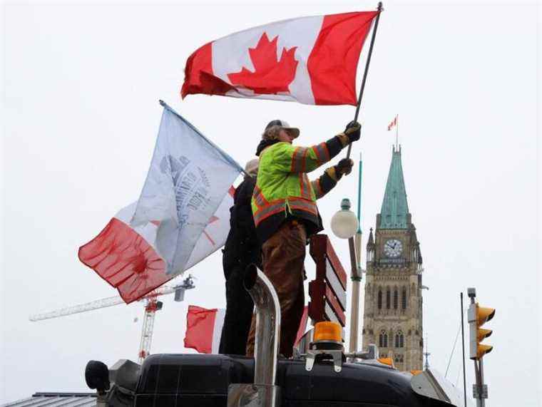 Les Canadiens sont de plus en plus divisés sur le COVID-19 et la politique, selon un sondage