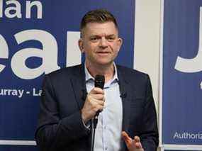 Le député de l'UCP nouvellement élu, Brian Jean, s'adresse à ses partisans à son bureau de campagne à Fort McMurray alors que les premiers résultats non officiels arrivent de l'élection partielle de Fort McMurray-Lac La Biche le mardi 15 mars 2022.