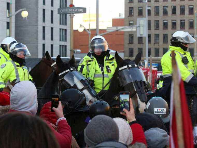 L’UES dit qu’une femme n’a pas été grièvement blessée par un cheval de la police lors d’une manifestation à Ottawa