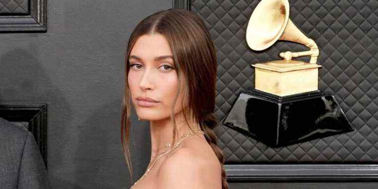 Hailey Bieber, reine du glamour discret, a remporté le tapis rouge des Grammys