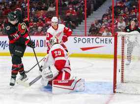 Josh Norris (9) (non illustré) des Sénateurs d'Ottawa marque sur Thomas Greiss (29) des Red Wings de Detroit sous le regard de son coéquipier Drake Batherson (19) en deuxième période au Centre Canadian Tire le 3 avril 2022.