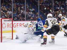 Le gardien de but des Golden Knights de Vegas, Robin Lehner (90 ans), arrête Bo Horvat (53 ans) des Canucks de Vancouver lors de la première période d'un match de hockey de la LNH à Vancouver, en Colombie-Britannique, le dimanche 3 avril 2022.