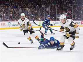 Vasily Podkolzin (92) des Canucks de Vancouver plonge pour éloigner la rondelle de Zach Whitecloud (2) des Golden Knights de Vegas lors de la première période d'un match de hockey de la LNH à Vancouver, en Colombie-Britannique, le dimanche 3 avril 2022.