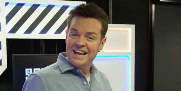 Stephen Mulhern de Saturday Night Takeaway provoque le chaos à Radio 1 avec des farces à l'antenne

