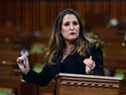 La ministre des Finances Chrystia Freeland répond aux questions des députés après avoir présenté le budget fédéral à la Chambre des communes à Ottawa le lundi 19 avril 2021. Le gouvernement fédéral a dévoilé des plans de dépenses pour gérer le reste de la crise de la COVID-19 et tracer une voie économique pour un Canada post-pandémique.  LA PRESSE CANADIENNE/Sean Kilpatrick ORG XMIT : SKP430