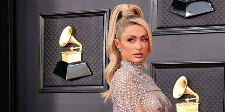 Paris Hilton portait la version princesse de la robe nue aux Grammys 2022