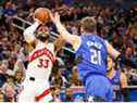 Le garde des Raptors de Toronto Gary Trent Jr. tire le ballon au-dessus du centre d'Orlando Magic Moritz Wagner au deuxième quart au Amway Center. 