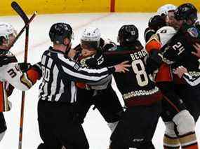 Jay Beagle # 83 des Coyotes de l'Arizona se bat avec Troy Terry # 19 des Ducks d'Anaheim lors de la troisième période du match de la LNH au Gila River Arena le 1er avril 2022 à Glendale, en Arizona.