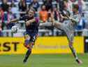 Le défenseur du FC Cincinnati Nick Hagglund (4) donne un coup de pied contre le milieu de terrain du CF Montréal Djordje Mihailovic (8) en première mi-temps au TQL Stadium le samedi 2 avril 2022 à Cincinnati.