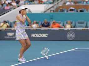 Iga Swiatek de Pologne réagit après une balle de match contre Naomi Osaka du Japon (non représentée) lors de la finale du simple féminin à l'Open de Miami au Hard Rock Stadium le samedi 2 avril 2022.