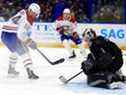 Brian Elliott (1) du Lightning de Tampa Bay arrête un tir de Nick Suzuki (14) des Canadiens à l'Amalie Arena le samedi 2 avril 2022 à Tampa.