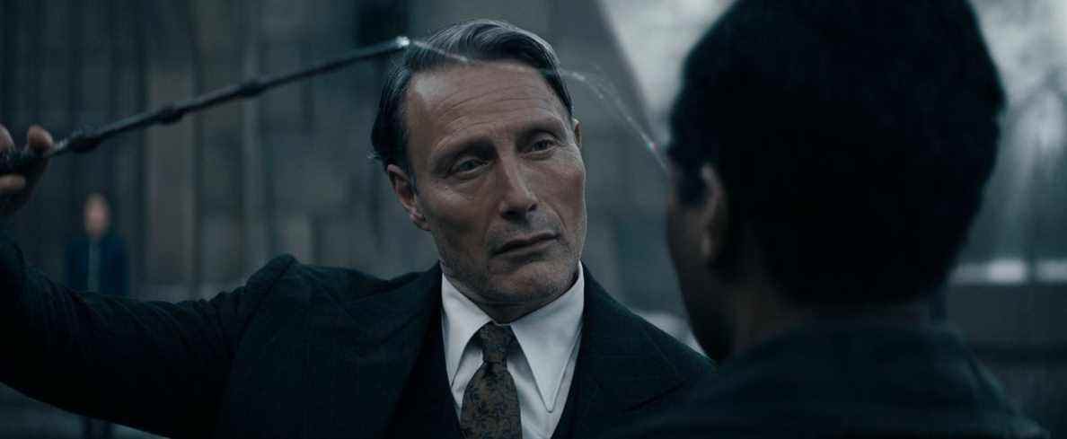 Gellert Grindelwald (Mads Mikkelsen) fait sortir un souvenir de la tête de quelqu'un avec sa baguette dans Les Animaux Fantastiques : Les Secrets de Dumbledore 