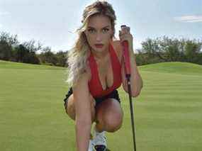 Paige Spiranac montre ses prouesses au golf dans une publication Instagram.