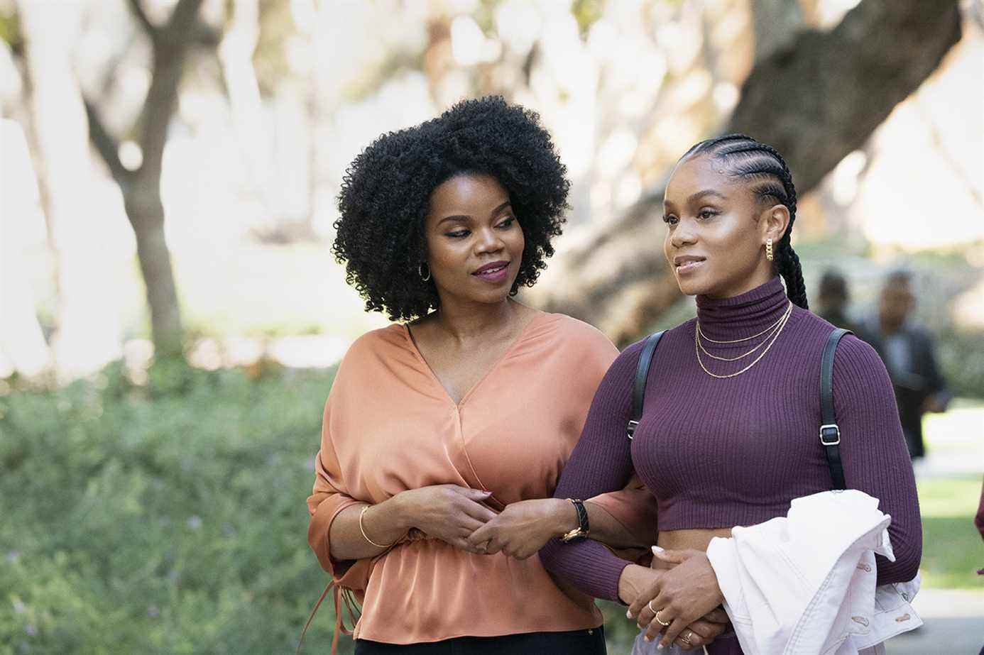 Tous américains : Retrouvailles -- "Tous américains - Retrouvailles" -- Numéro d'image : HC101a_0019.jpg -- Sur la photo (LR) : Kelly Jenrette dans le rôle d'Amara et Geffri Maya dans le rôle de Simone -- Photo : Bill Inoshita/The CW -- © 2021 The CW Network, LLC.  Tous les droits sont réservés