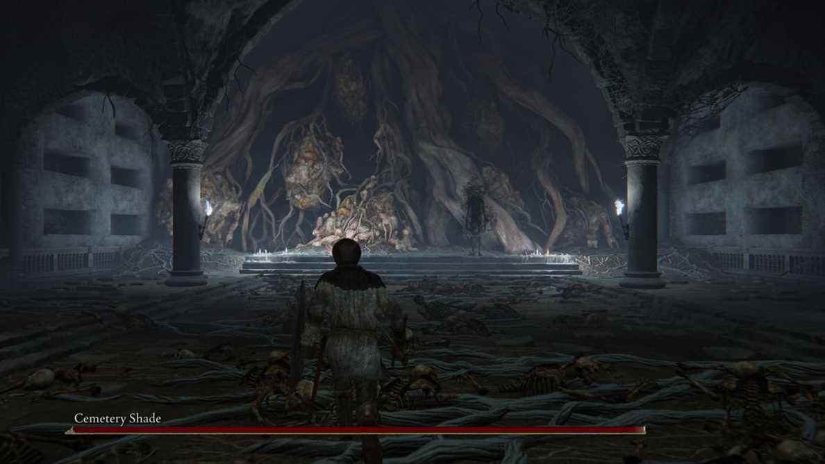 Combattre le boss des catacombes de Tombsward, Cemetery Shade, dans Elden Ring.