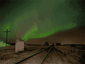 Le ciel près de Crossfield, en Alberta.  au nord de Calgary illuminé par les aurores boréales en avril 2015.