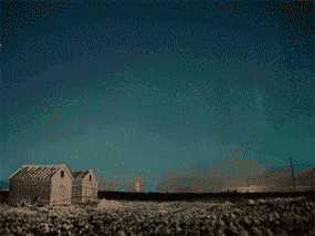 Le ciel près de Crossfield, en Alberta.  au nord de Calgary illuminé par les aurores boréales en avril 2015.